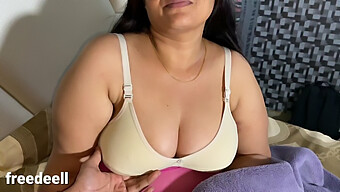 La Hermanastra Desi Le Da Placer Oral A Su Hermano