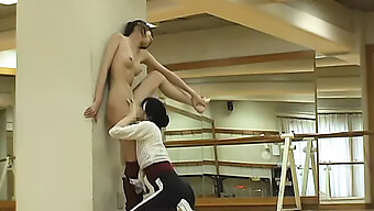 Un Instructor De Ballet Explora La Sexualidad Con Una Estudiante Universitaria En Japón.