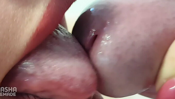 Kỹ năng deep throat trong một màn blowjob POV của một cô gái Ukraine mới vào nghề