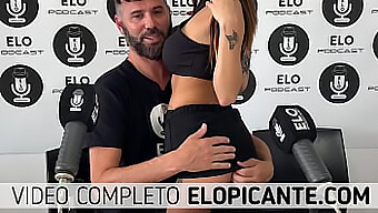 Lilack desfruta de atividades BDSM e fetiche em uma sala picante enquanto assiste ao podcast da ELO.