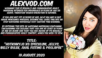 Xo Speculum Och Extrema Insättningar I En Bdsm-Video