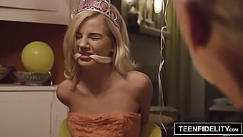 L'Adolescente Bella Rose Reçoit Un Facial Intense De Sydney Belle Dans Une Vidéo Hd