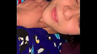 Latina madura y pequeña disfruta del placer oral con su pareja mientras sus padres están ausentes