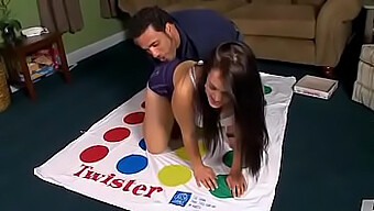 Yaz và bạn bè vui vẻ với trò chơi Twister