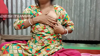 Desi Tampon Bhabhi รุ่นใหญ่เผยหน้าอกขาวใหญ่และหีแน่นของเธอต่อหน้าสามี