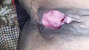 Desi Bhabhi ถูกเย็ดโดย Desi Bhabi ใน Hardcore Desi Bisexual Sex