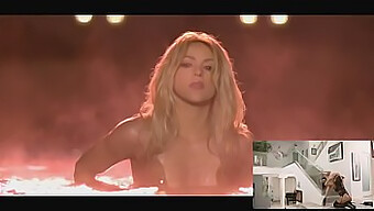 Shakira en Rihanna hebben een hete lesbische ontmoeting in een parodie op "Forget You".