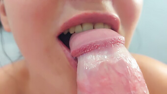 Tienertje (18+) Neemt Een Deepthroat In Extreme Close Up