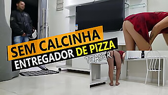 Cristina Almeida'S Speelse Upskirt Flits Tijdens Een Pizzabezorging In Quarantaine