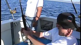 Une Jeune Brune Reçoit Une Baise Intense D'Un Capitaine Commandant Sur Un Bateau De Luxe.