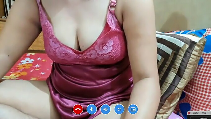 Tante-tante India dewasa dengan pantat besar di webcam