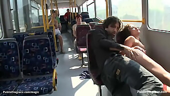 Um Encontro Kinky Em Um Ônibus Da Cidade Com Uma Mulher Europeia Pequena