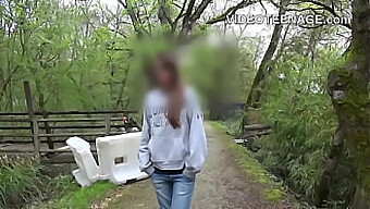 Врући аматерски видео на кастингу за тинејџерку.