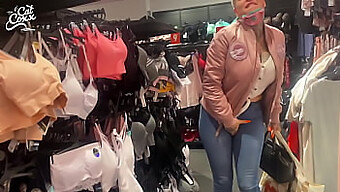 Wanita Matang Menggunakan Mainan Seks Di Plaza Membeli-Belah Awam