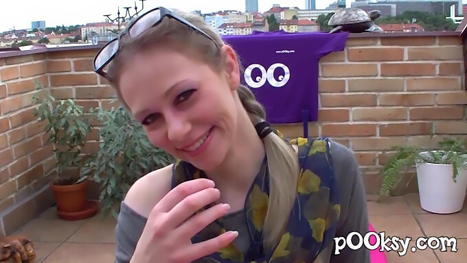 Ragazza francese in calze blu fa un pompino