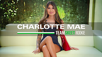 Pendatang Baru Charlotte Mae Membuat Penampilan Pertamanya Dengan Wajah Yang Berantakan