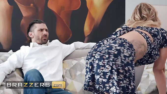 Katalina Kyle approfitta della visita di un'amica per concedersi un piacere anale con il marito - Brazzers