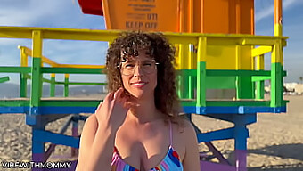 Una mujer judía madura se involucra en un encuentro sexual con un hombre desconocido al lado del mar. ¡No te pierdas esta escena caliente y emocionante!