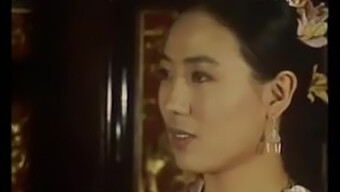 Vintage Chinese Meid Geniet Van Haar Sensuele Zelfgenoegzaamheid In Een Lesbische Ontmoeting.